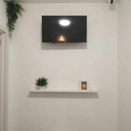 Small And Cozy - G10 *